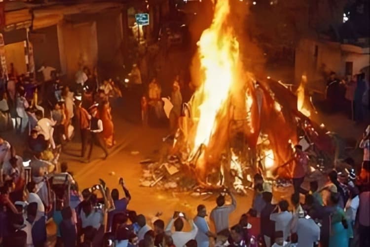 पटना में सेफ होलिका दहन, 2 मिनट में पहुंचेगी दमकल, टायर जलाया तो खैर नहीं, जानें प्रशासन की नई गाइडलाइन