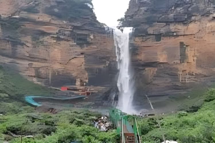 गर्मी में रोहतास-कैमूर के झरने बने नेचर लवर्स की पहली पसंद, 2 महीने में 50 हजार पर्यटक पहुंचे