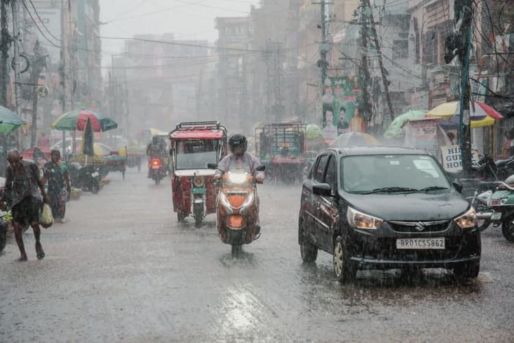 बिहार के 3 जिलों में ऑरेंज और 22 जिलों में येलो अलर्ट, IMD ने भारी बारिश और वज्रपात की जारी की चेतावनी