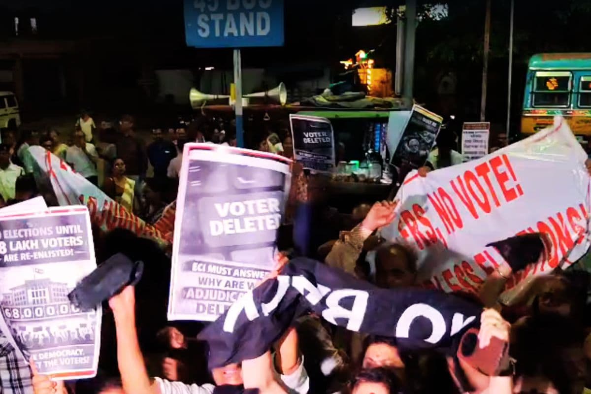 चुनाव आयुक्त ज्ञानेश कुमार को कोलकाता में माकपा ने दिखाये काले झंडे, लगाये CEC गो बैक के नारे