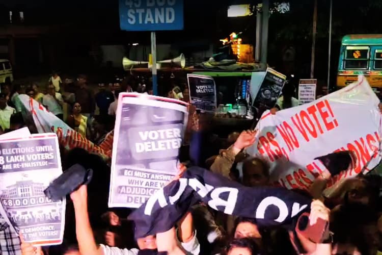 चुनाव आयुक्त ज्ञानेश कुमार को कोलकाता में माकपा ने दिखाये काले झंडे, लगाये गो बैक ECI के नारे