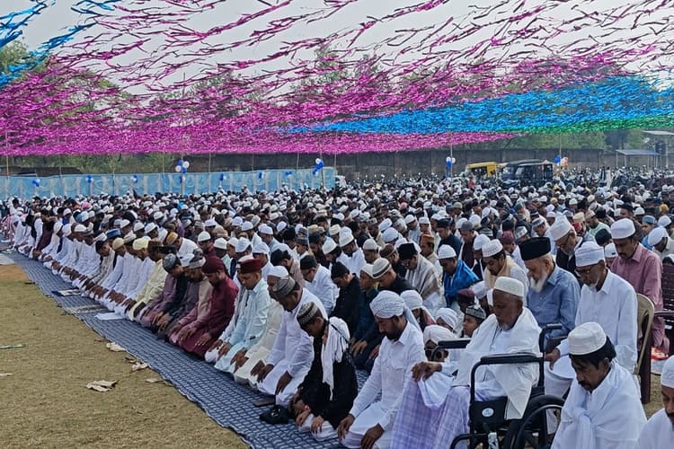 Bokaro Eid Namaz: बोकारो में व्हील चेयर पर ईद की नमाज पढ़ने पहुंचे बुजुर्ग, मस्जिद में भारी भीड़