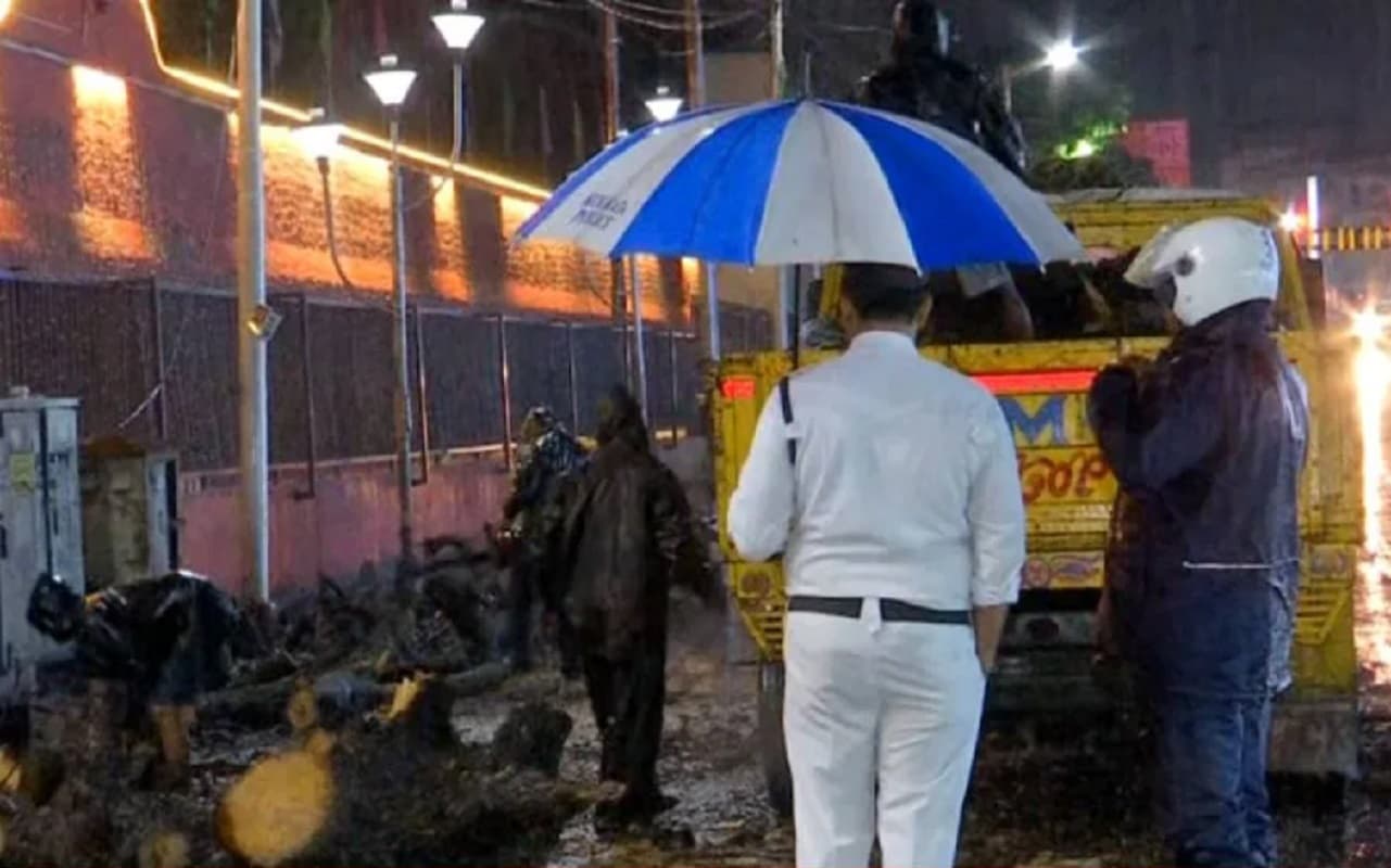 Kolkata Weather: पश्चिम बंगाल के कई जिलों में तेज हवा के साथ बारिश, कोलकाता में गिरे ओले