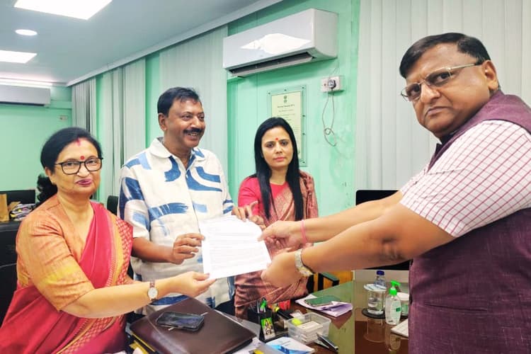 बंगाल चुनाव 2026: इलेक्शन कमीशन से टीएमसी की मांग- रद्द हो दिलीप घोष की उम्मीदवारी, जानें क्या है पूरा मामला