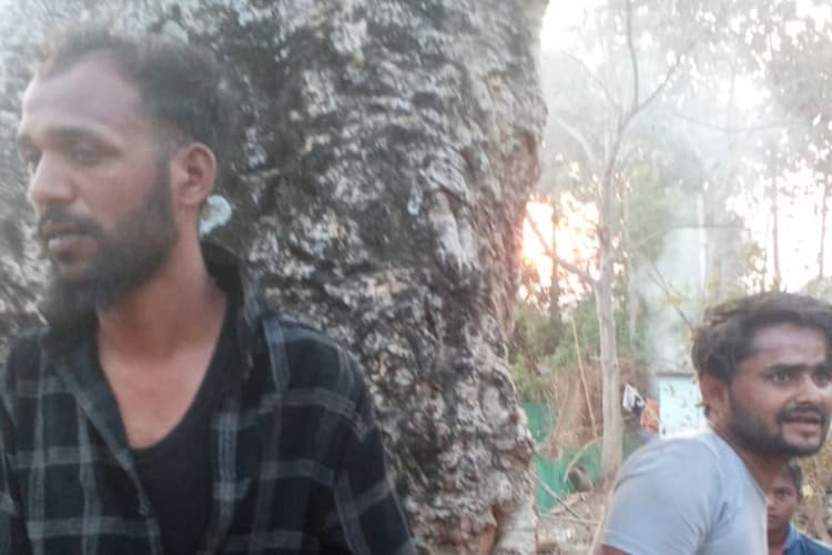 गुमला: UPI ठगी पड़ी महंगी, ग्रामीणों ने दो युवकों को जमकर कूटा, पुलिस ने छुड़ाया