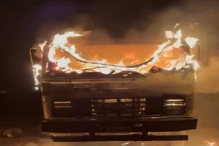 हजारीबाग के बड़कागांव में नए थाना प्रभारी को अपराधियों की चुनौती, छर्री लदे हाईवा में लगाई आग