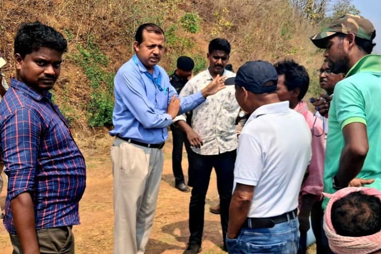 East Singhbhum: यूसिल प्रबंधन के खिलाफ जादूगोड़ा के विस्थापितों का आक्रोश, एक घंटे तक काम ठप