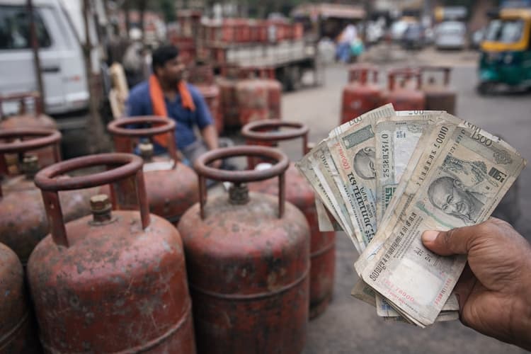 जमशेदपुर में रसोई गैस की कालाबाजारी, 2800 में 953 का सिलेंडर बेच रहे बिचौलये