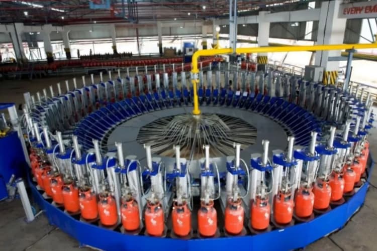 बिहार में रसोई गैस का संकट खत्म, बॉटलिंग प्लांटों में बढ़ी रिफिलिंग, कालाबाजारी पर सख्ती