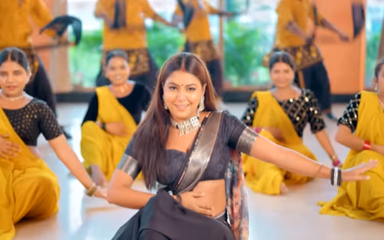 ‘मेहर के मुंह निरेख के’ हुआ रिलीज, माही श्रीवास्तव ब्लैक साड़ी में दिखी ग्लैमरस