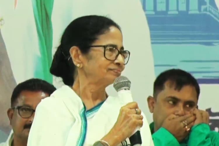 नक्सलबाड़ी में ममता बनर्जी- SIR के नाम पर 8 लाख नाम हटाये, NRC और डिटेंशन कैंप पर दी चेतावनी