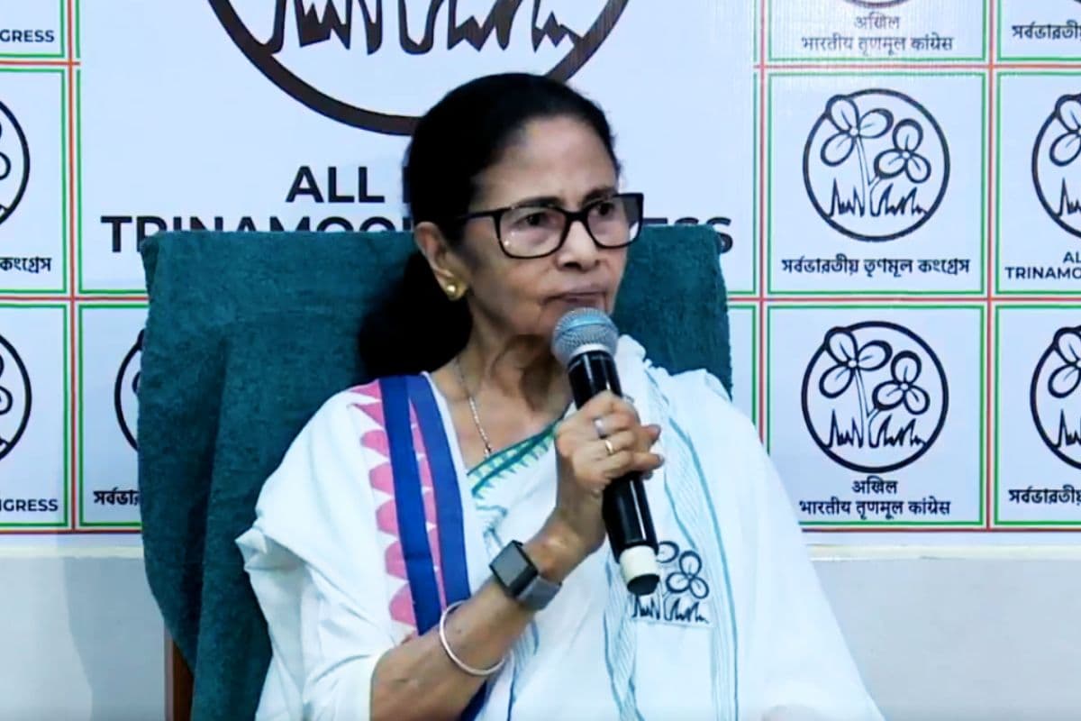 ममता बनर्जी ने चुनाव आयोग पर बोला हमला- भाजपा दफ्तर में बनी ट्रांसफर लिस्ट, क्या ईद पर दंगा कराना चाहते हैं?