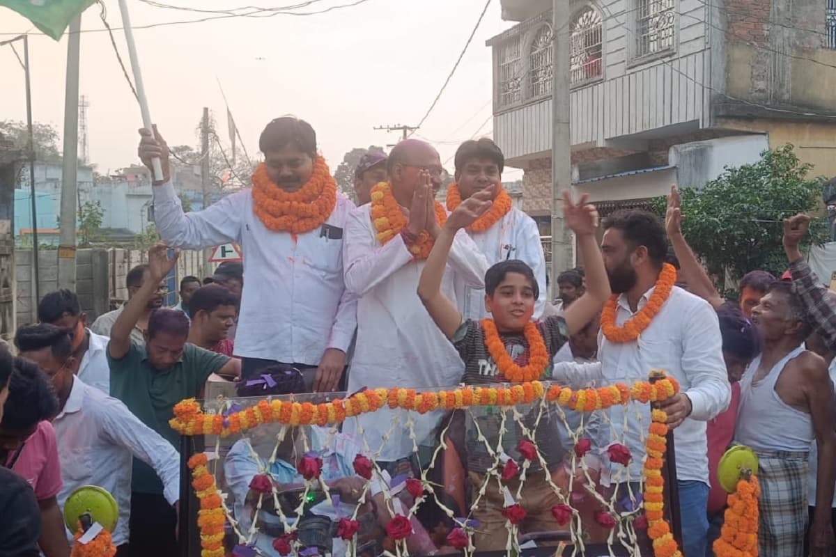 सरायकेला में नगर परिषद अध्यक्ष का निकला आशीर्वाद जुलूस, जीत के बाद शहर में घूमे मनोज चौधरी