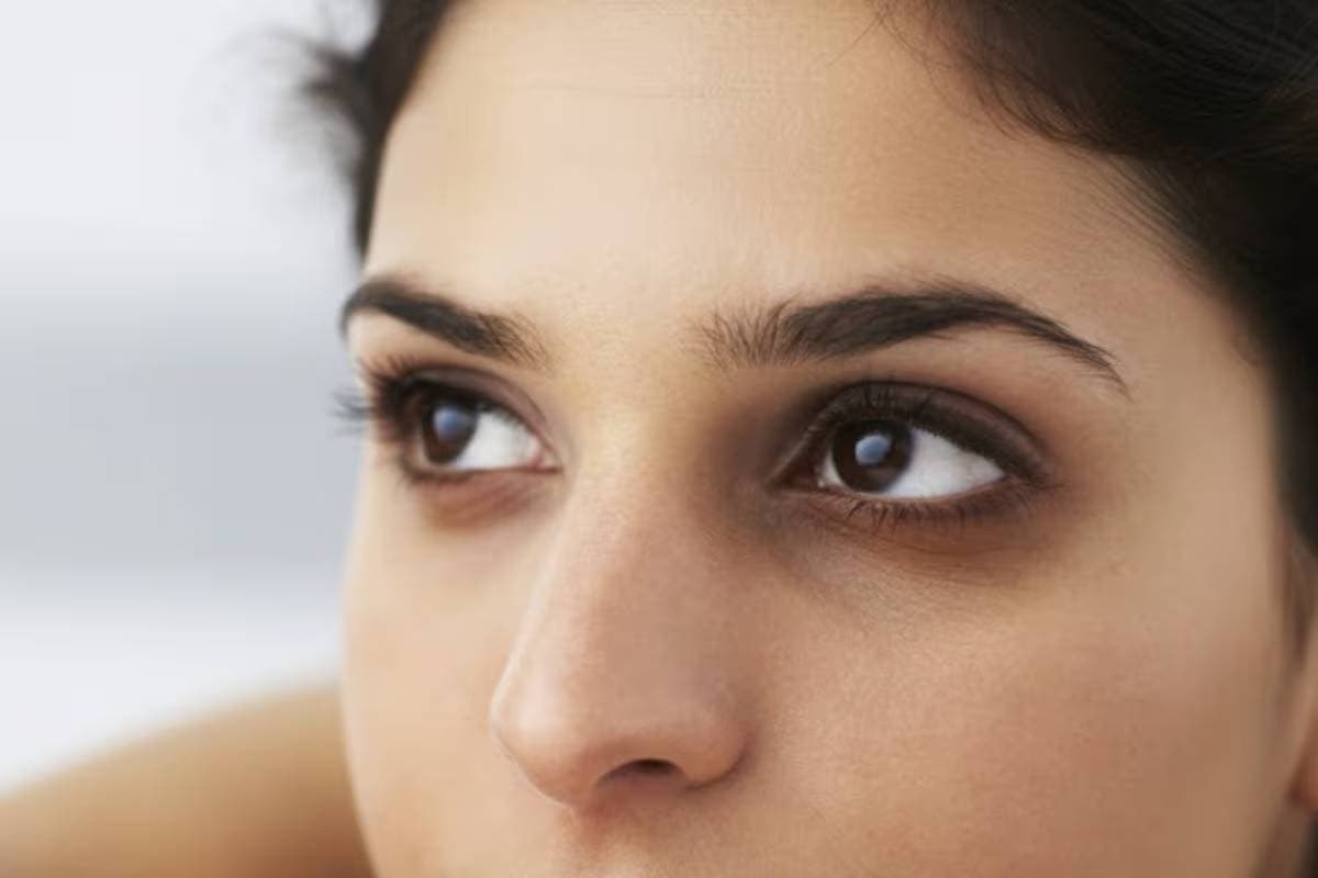 आंखों के नीचे काले घेरे क्यों पड़ते हैं? आयुर्वेद एक्सपर्ट से जानें कारण और घरेलू उपाय