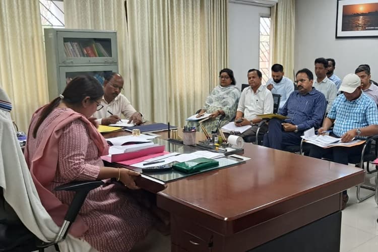 राजस्व वसूली में ढिलाई देख भड़कीं पलामू कमिश्नर कुमुद सहाय, लापरवाही पर अधिकारियों को कार्रवाई की चेतावनी