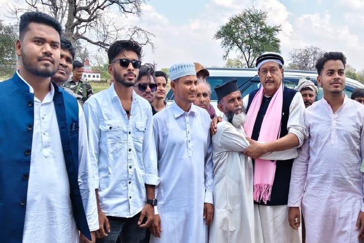 झारखंड के वित्त मंत्री राधाकृष्ण किशोर ने पलामू में मनाई ईद, केएन त्रिपाठी ने दी शुभकामनाएं