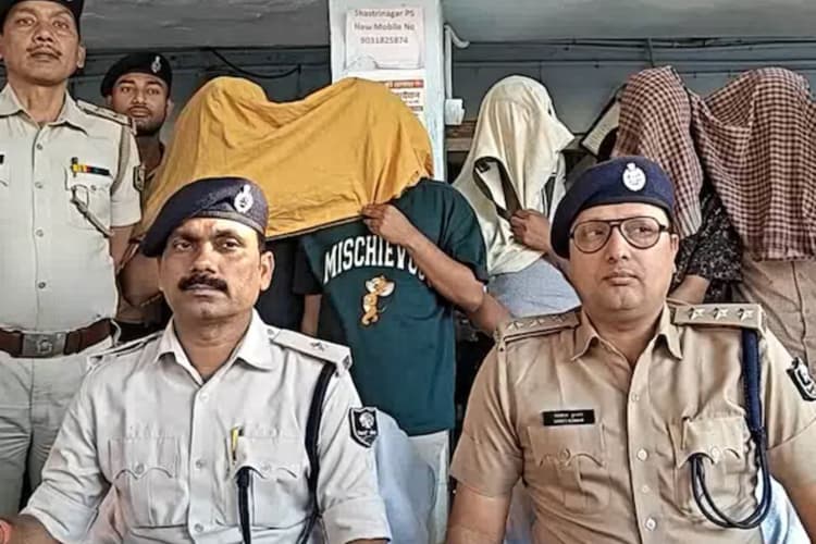 दक्षिण भारत तक फैला था पटना के ठगों का जाल, 21 स्मार्टफोन और दर्जनों ATM कार्ड जब्त, 5 गिरफ्तार