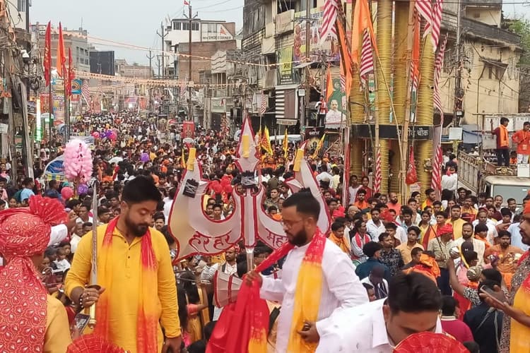 Gumla: हनुमान जन्मस्थली में रामधुन पर नाचे भक्त, नारी शक्ति का प्रदर्शन