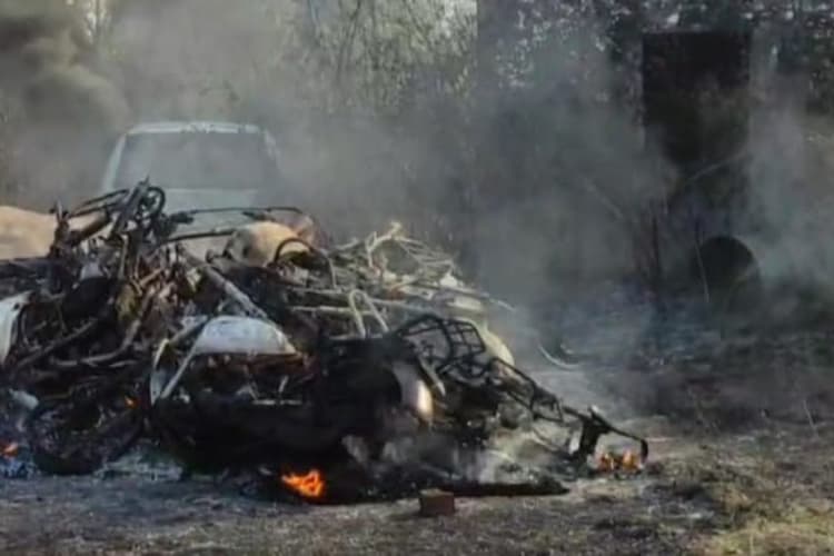 अचानक बरसी चिंगारी और राख हो गई कारें: सरायकेला में ट्रांसफार्मर के शॉर्ट सर्किट ने मचाई भारी तबाही