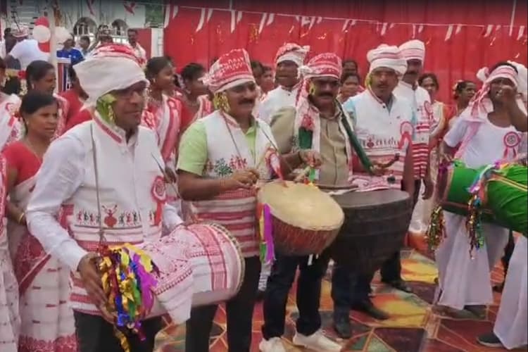 Dhanbad: पुलिस लाइन में सरहुल का उल्लास, मांदर की थाप पर झूमते दिखे अधिकारी