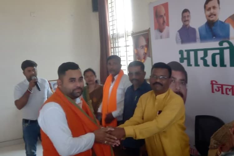 सरायकेला में समाजसेवी पवन कवि समर्थक समेत हुए भाजपा में शामिल
