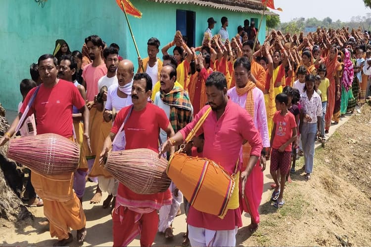 खरसावां के बुड़ीतोपा में निकली 108 कुंवारी कन्याओं की कलश यात्रा, 16 प्रहर हरिनाम संकीर्तन शुरू