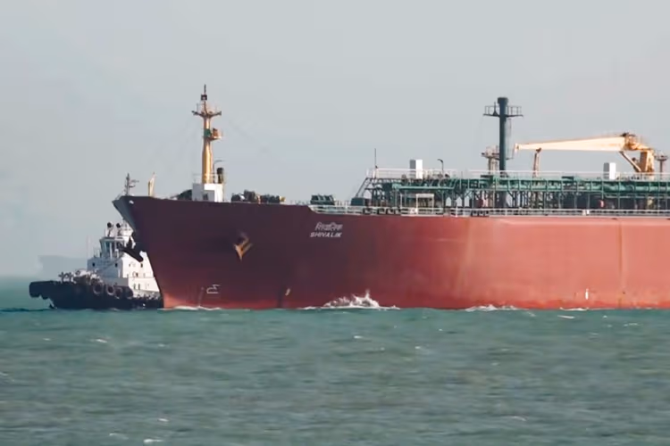 LPG संकट होगा खत्म? मुंद्रा पोर्ट पहुंचा विशाल टैंकर शिवालिक, कल हो सकती है नंदा देवी की एंट्री