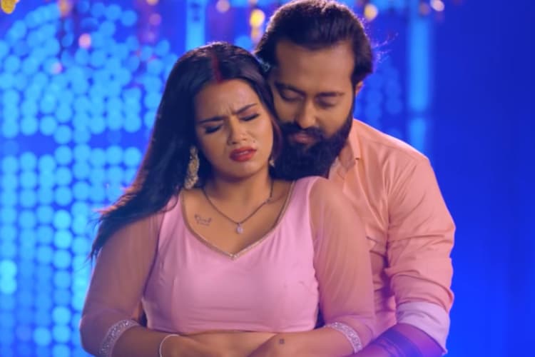 शिवानी सिंह का गाना 'चाकर कमरिया' रिलीज, फैंस बीच छा गईं जूली राजपूत