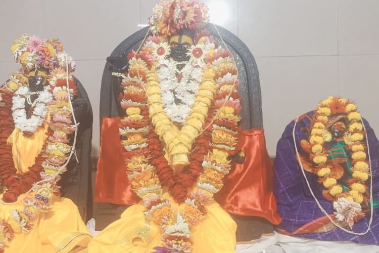 Deoghar: बाबा मंदिर में सजा राम दरबार, विशेष भोग अर्पित