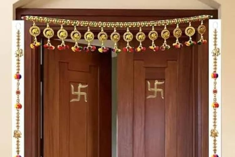 मुख्य द्वार पर स्वस्तिक का चिन्ह क्यों जरूरी है? जानें वास्तु एक्सपर्ट की राय