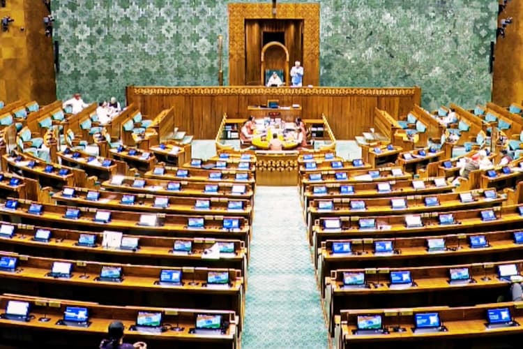 बंगाल में इलेक्शन कमीशन का एक्शन, तृणमूल कांग्रेस का सड़क से संसद तक प्रदर्शन