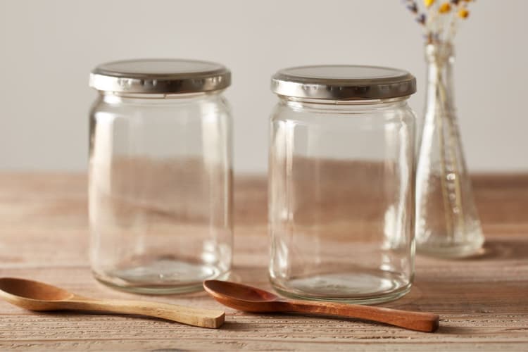 बोतल और जार पर लगे स्टिकर को ऐसे हटाएं