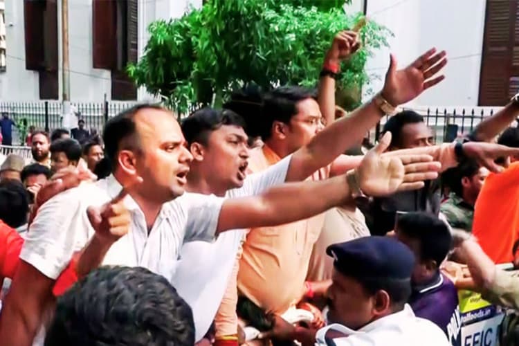 बंगाल चुनाव 2026: कोलकाता की सड़कों पर संग्राम, CEO दफ्तर के बाहर BLO और पुलिस में भिड़ंत