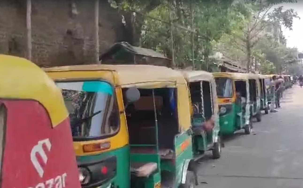 कोलकाता में CNG का 'संकट', गैस स्टेशन पर ऑटो चालकों की लंबी कतार