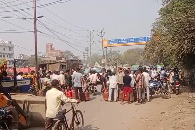 बिहार में एलपीजी सिलेंडर नहीं मिलने पर फूटा लोगों का गुस्सा, बीच रोड पर किया प्रदर्शन