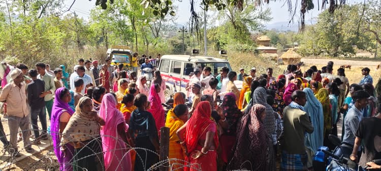 Giridih News :किशोर को नाबालिग बच्ची से छेड़छाड़ करना पड़ा महंगा, बच्चा चोर समझ लोगों ने घेरा