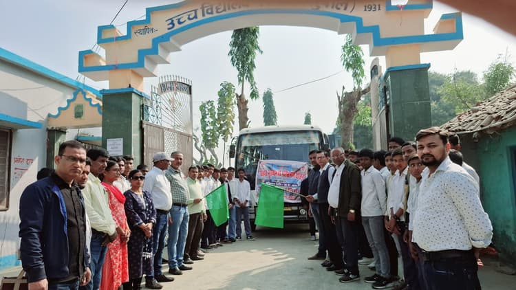 शैक्षिक परिभ्रमण पर निकला 40 छात्रों का जत्था, धार्मिक-ऐतिहासिक स्थलों का करेंगे अध्ययन