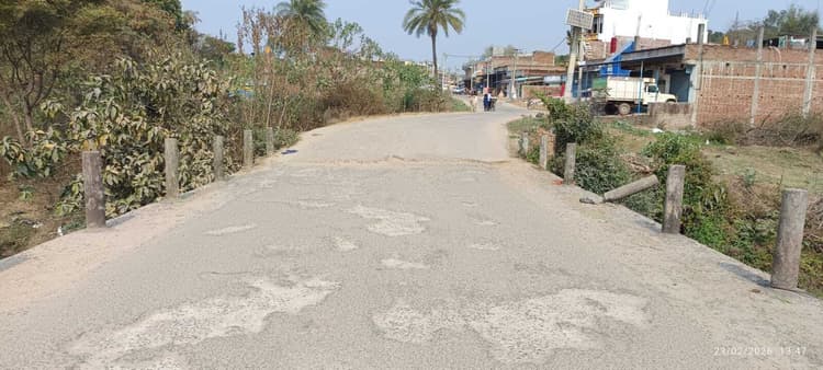 जयपुर पुल पर खराब सड़क दुर्घटना को दे रहा आमंत्रण