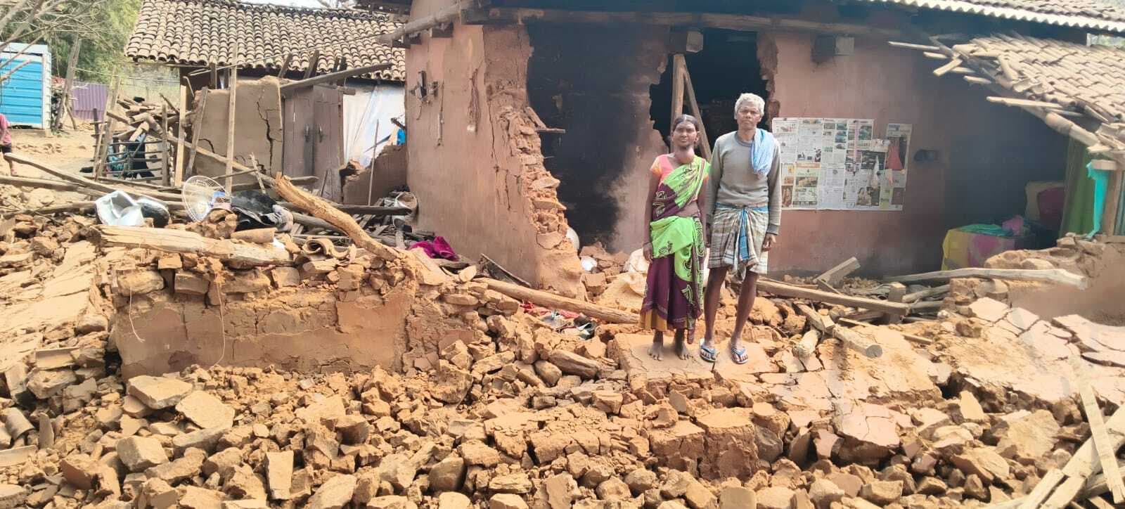 हाथी ने घर को किया क्षतिग्रस्त