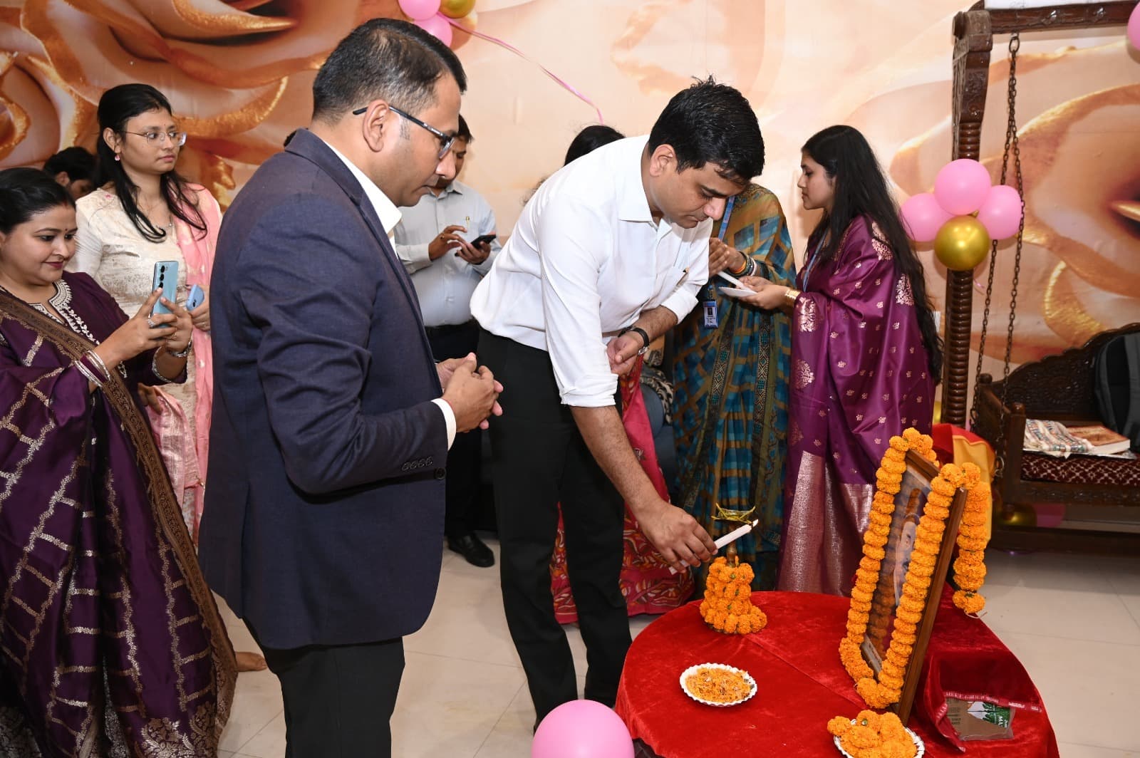 आधी आबादी की सक्रिय भागीदारी से ही समाज व राष्ट्र का समग्र विकास संभव: डीएम