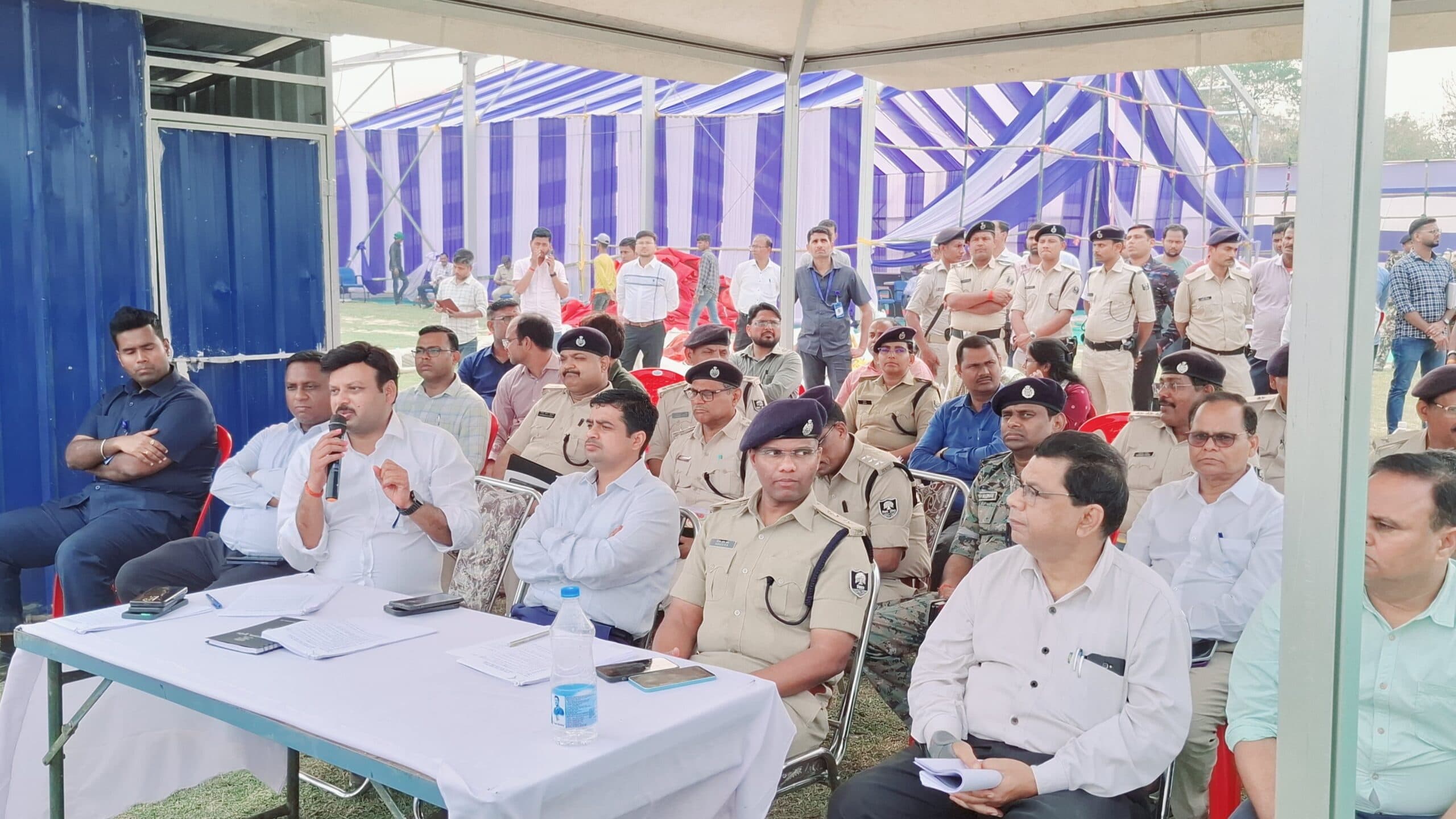 अधिकारी पूरी जिम्मेदारी व सतर्कता के साथ अपने दायित्वों का निर्वहन करें : डीएम