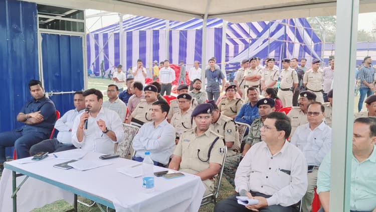 अधिकारी पूरी जिम्मेदारी व सतर्कता के साथ अपने दायित्वों का निर्वहन करें : डीएम
