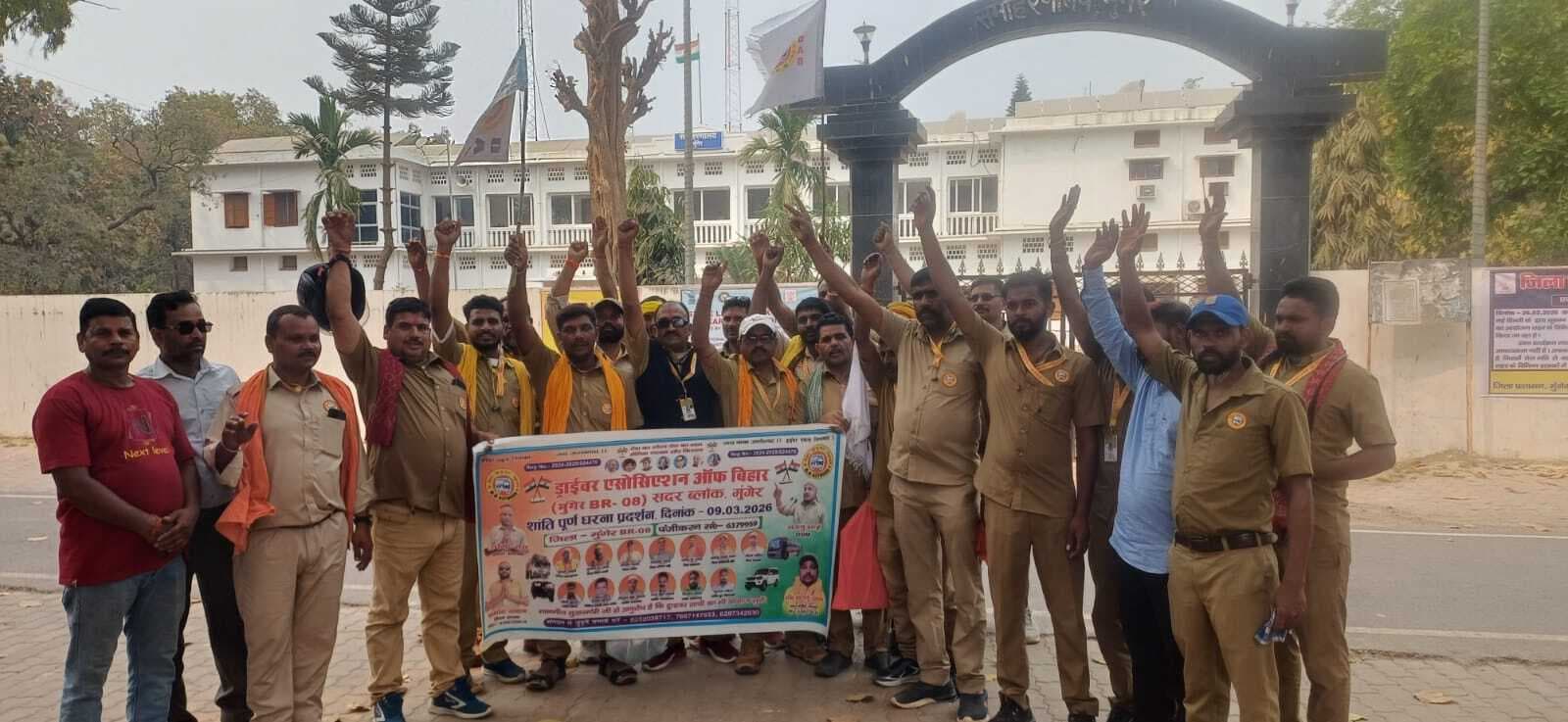 10 सूत्री मांगों को लेकर चालकों ने शहीद स्मारक पर दिया धरना