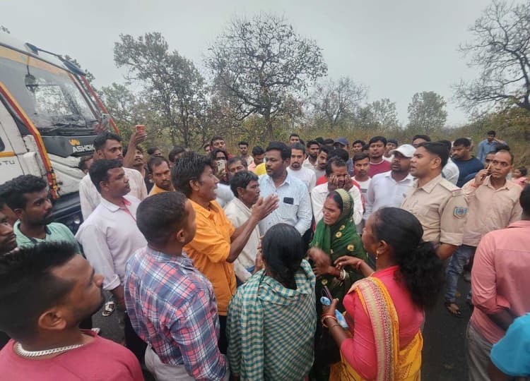 Bokaro News: : छाई लदे हाइवा ने बाइक सवार को कुचला, एक की मौत, दो गंभीर