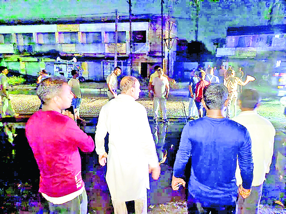 बांकुड़ा : ओवरलोड बालू ट्रकों के खिलाफ दुर्लभपुर में सड़क जाम