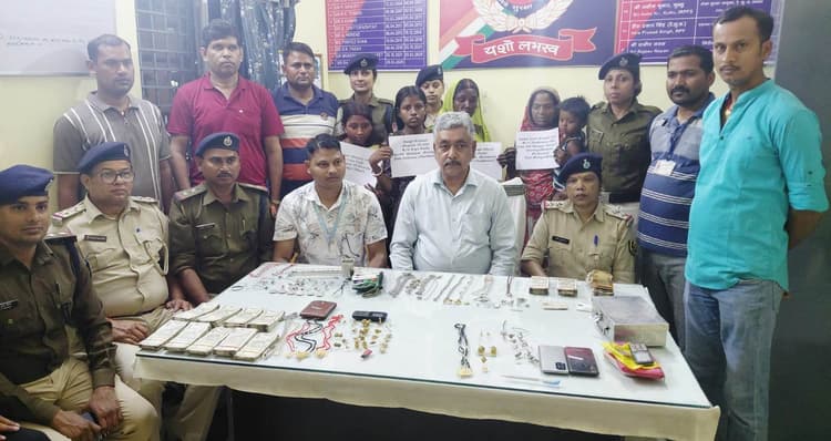 5 लाख नकद, 100 ग्राम सोना व 500 ग्राम चांदी के साथ चार महिला गिरफ्तार
