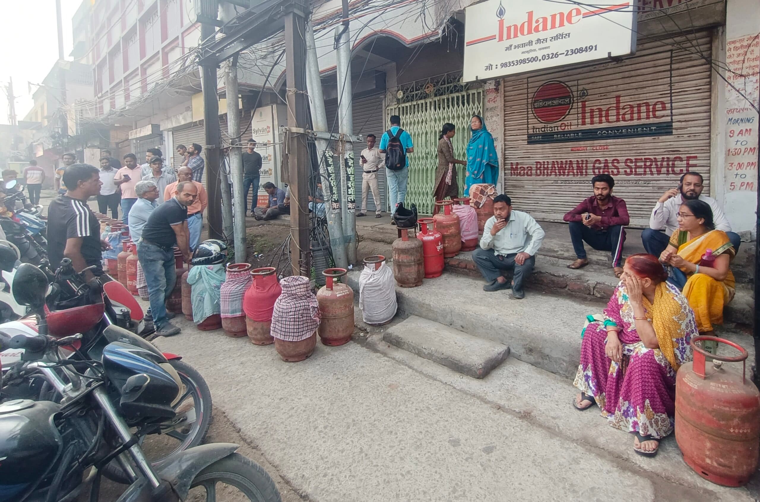 Dhanbad News: गैस एजेंसी के कार्यालय खुलने से पहले लग रही कतार, इंडक्शन चूल्हे की बढ़ी मांग