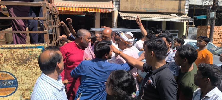 Giridih News : गैस एजेंसियों में ग्राहकों ने किया हंगामा