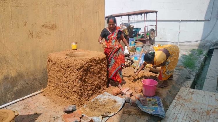 Jamshedpur News : सदर अस्पताल में कोयले का चूल्हा बना गैस का विकल्प