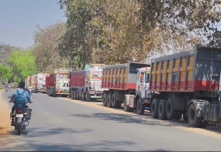 बालू उठाव के लिए मुख्य सड़क पर ट्रकों की लगी कतार से परेशानी